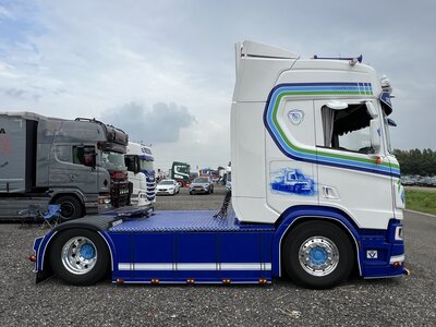 Tekno Tekno Scania NGR Highline 4x2 with 3-axle tautliner HP TRANSPED