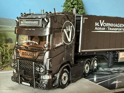 Tekno Tekno Scania Next Gen Highline 6x2 met 3-assige kipper VORNHAGEN