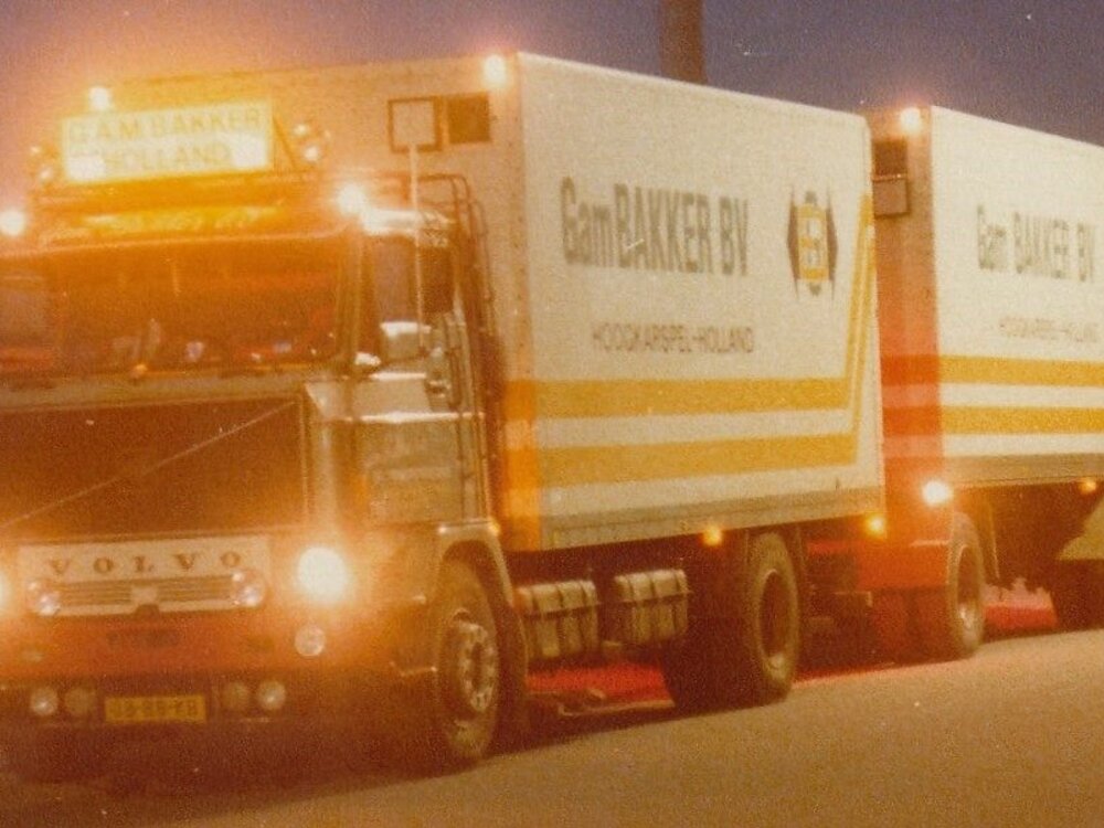 Tekno Tekno Volvo F89 Riged truck with trailer GAM BAKKER