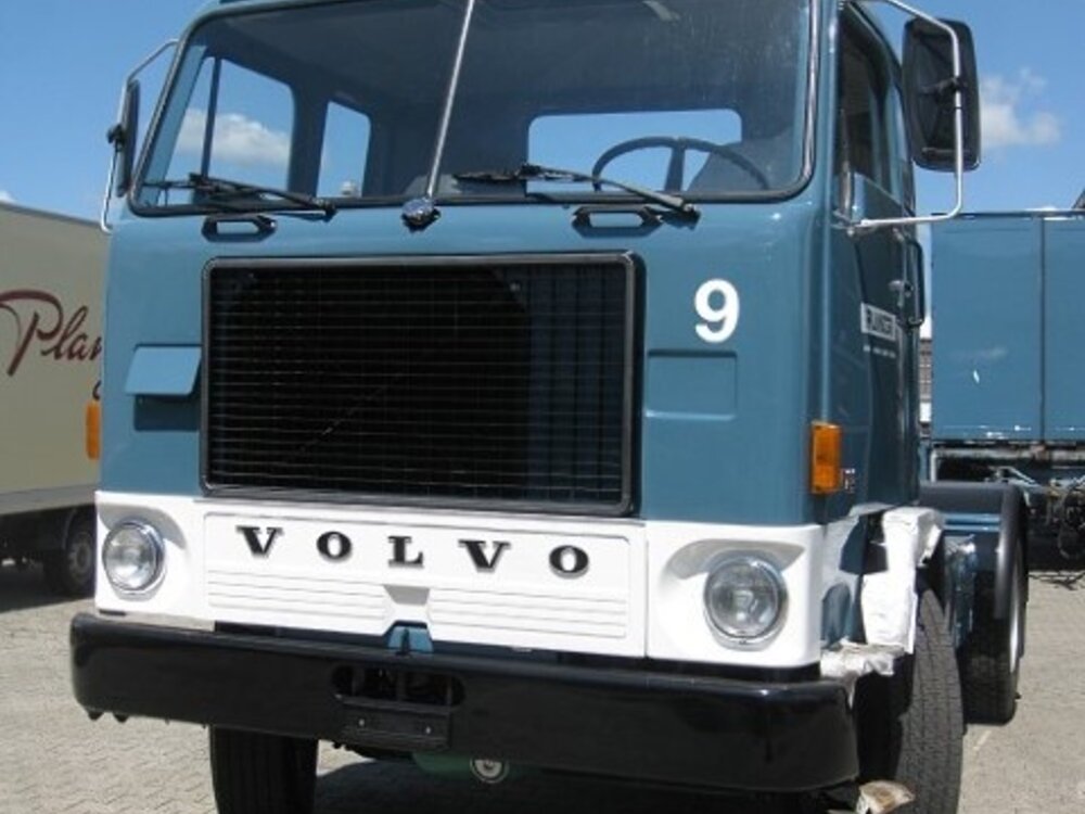 Tekno Tekno Volvo F88 with classic tilt trailer PLANZER