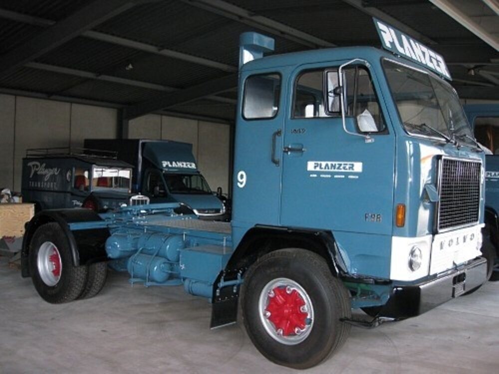 Tekno Tekno Volvo F88 with classic tilt trailer PLANZER