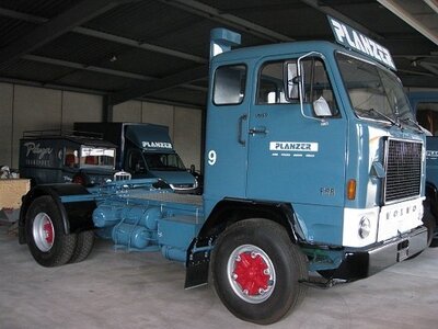 Tekno Tekno Volvo F88 met klassieke huifoplegger PLANZER