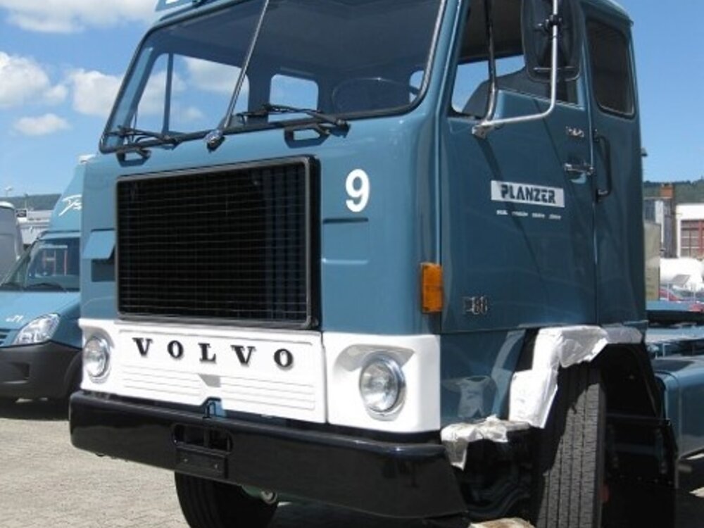 Tekno Tekno Volvo F88 met klassieke huifoplegger PLANZER