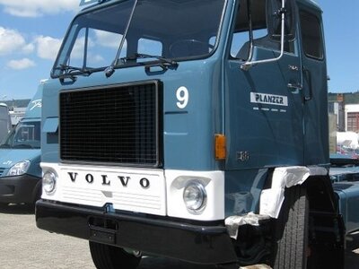 Tekno Tekno Volvo F88 with classic tilt trailer PLANZER