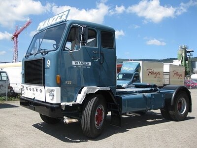 Tekno Tekno Volvo F88 met klassieke huifoplegger PLANZER