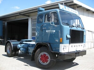 Tekno Tekno Volvo F88 with classic tilt trailer PLANZER