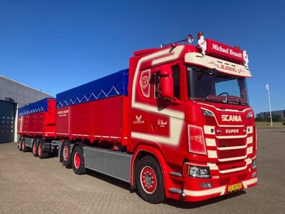 Tekno Tekno Scania Next Gen 770S-V8 motorwagen met 4-as aanhanger MICHAEL BRANDT