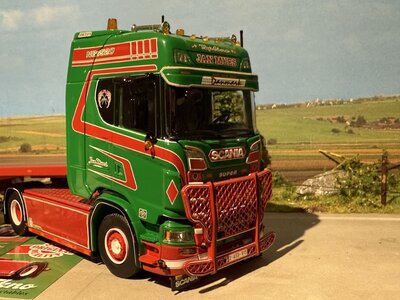 Tekno Tekno Scania Next Gen 520S Highline met 3-assige vlakke trailer JAN MUES