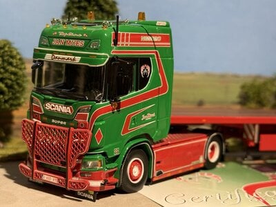 Tekno Tekno Scania Next Gen 520S Highline met 3-assige vlakke trailer JAN MUES