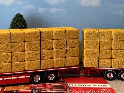 Tekno Tekno Scania Next Gen S-serie Highline vlakke motorwagen met 3-assige wipkar geladen met stro CLOSE & SON