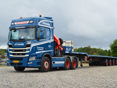 WSI WSI Scania R Highline 6x2 with 4-axle telestep flatbed trailer + palfinger PK 65002 SH VINDELSBAEK