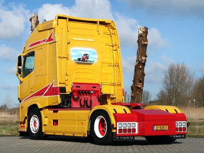 WSI WSI Volvo FH Aero Globetrotter XXL 4x2 with 3-axle tridec box trailer TIJSSEN DRONRYP