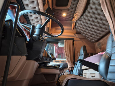 WSI WSI Scania Vlastuin S Torpedo highline facelift 6x2 met  2-assige box trailer STOFFELTRANS DELIZIO