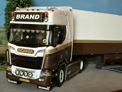 WSI WSI Scania R Highline 4x2 with 3-axle tridec reefer trailer BRAND TRANSPORT