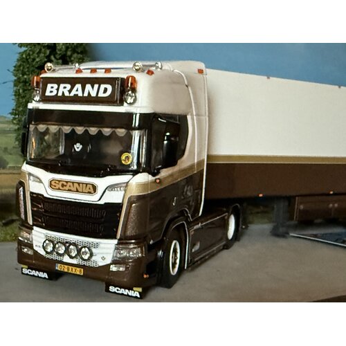 WSI WSI Scania R Highline 4x2 met 3-assige tridec koeloplegger BRAND TRANSPORT
