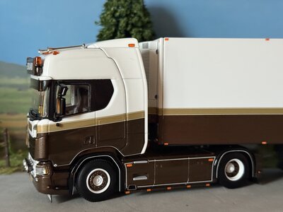 WSI WSI Scania R Highline 4x2 met 3-assige tridec koeloplegger BRAND TRANSPORT