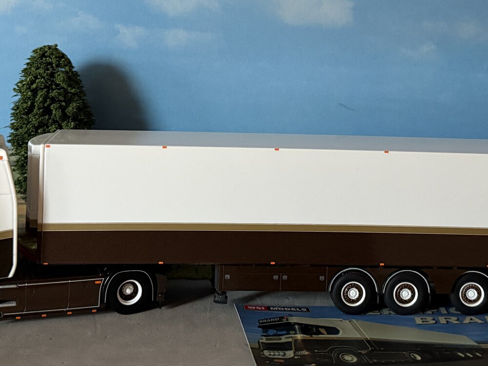 WSI WSI Scania R Highline 4x2 met 3-assige tridec koeloplegger BRAND TRANSPORT