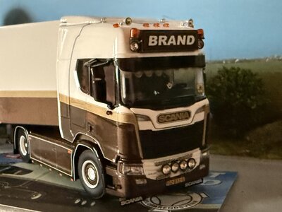 WSI WSI Scania R Highline 4x2 with 3-axle tridec reefer trailer BRAND TRANSPORT