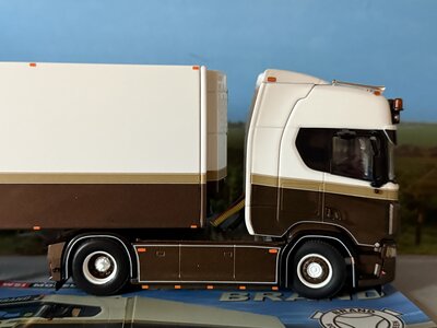 WSI WSI Scania R Highline 4x2 met 3-assige tridec koeloplegger BRAND TRANSPORT