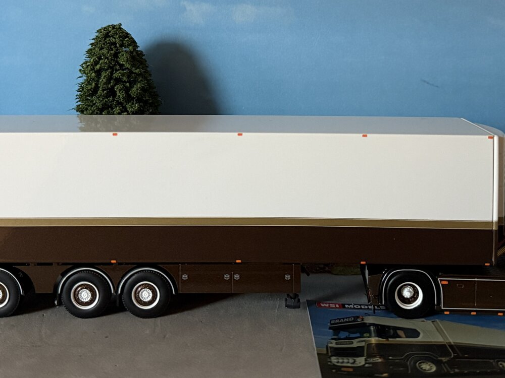 WSI WSI Scania R Highline 4x2 met 3-assige tridec koeloplegger BRAND TRANSPORT