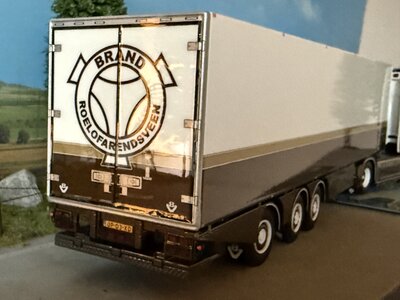 WSI WSI Scania R Highline 4x2 met 3-assige tridec koeloplegger BRAND TRANSPORT