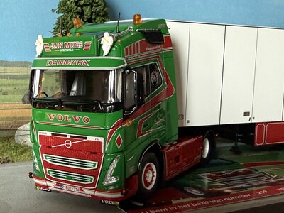 Tekno Tekno Volvo FH05 Globetrotter 4x2 + 3 as Ekeri koeloplegger JAN MUES