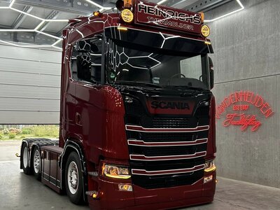Tekno Tekno Scania S-Serie Next Gen Highline 6x2 with 3-axle reefer trailer HEINRICHS - MERANO SPECK