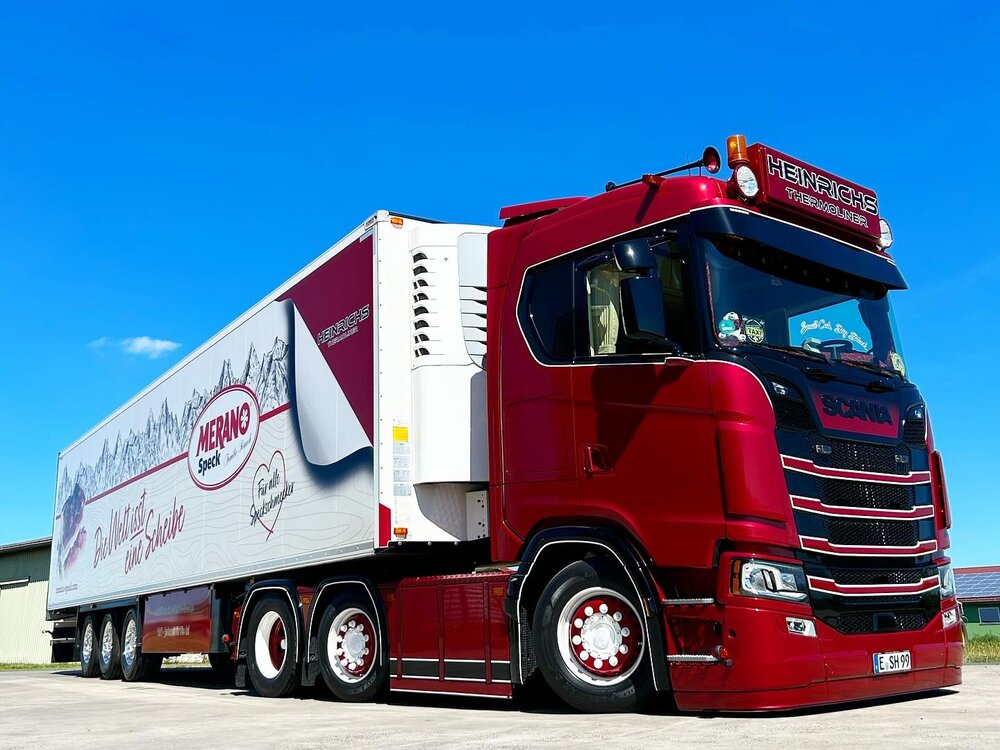 Tekno Tekno Scania S-Serie Next Gen Highline 6x2 with 3-axle reefer trailer HEINRICHS - MERANO SPECK