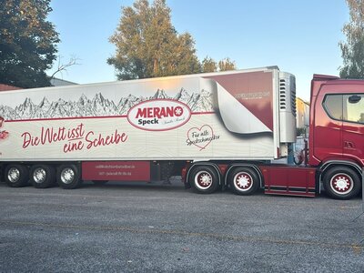 Tekno Tekno Scania S-Serie Next Gen Highline 6x2 met 3-as koeloplegger HEINRICHS - MERANO SPECK