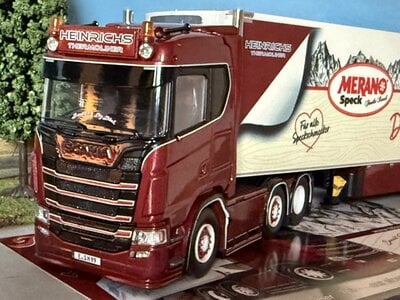 Tekno Tekno Scania S-Serie Next Gen Highline 6x2 met 3-as koeloplegger HEINRICHS - MERANO SPECK