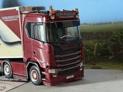 Tekno Tekno Scania S-Serie Next Gen Highline 6x2 met 3-as koeloplegger HEINRICHS - MERANO SPECK