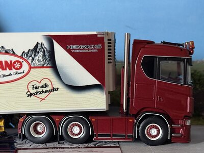 Tekno Tekno Scania S-Serie Next Gen Highline 6x2 met 3-as koeloplegger HEINRICHS - MERANO SPECK