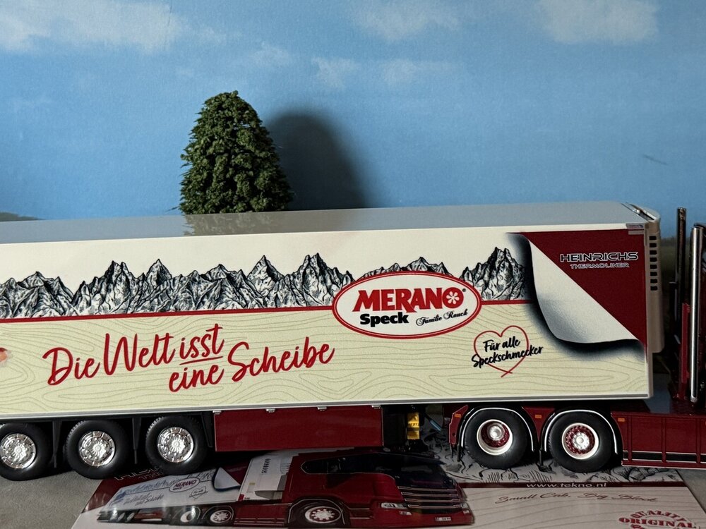 Tekno Tekno Scania S-Serie Next Gen Highline 6x2 met 3-as koeloplegger HEINRICHS - MERANO SPECK