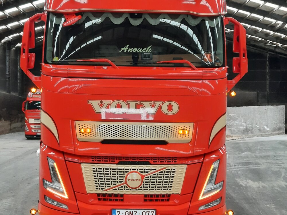 Tekno Tekno Volvo FH Aero Globetrotter 4x2 met 3-assige Stas kipper VANDEMOORTEL