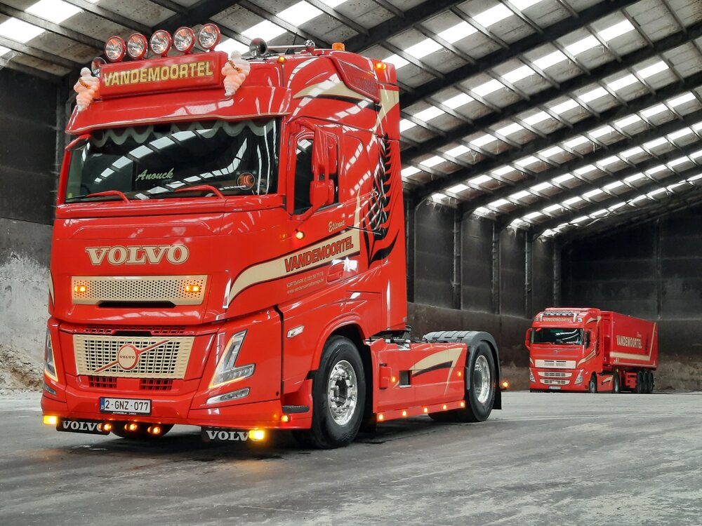 Tekno Tekno Volvo FH Aero Globetrotter 4x2 met 3-assige Stas kipper VANDEMOORTEL