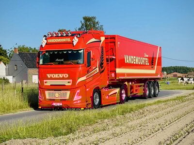 Tekno Tekno Volvo FH Aero Globetrotter 4x2 met 3-assige Stas kipper VANDEMOORTEL