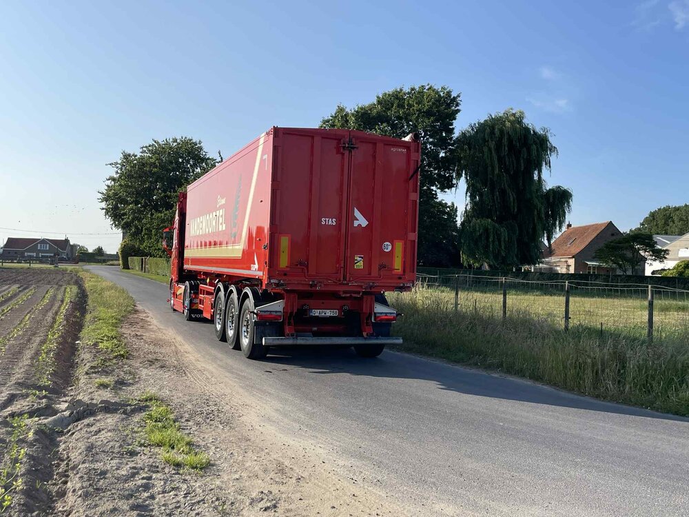 Tekno Tekno Volvo FH Aero Globetrotter 4x2  with 3-axle Stas tipper VANDEMOORTEL