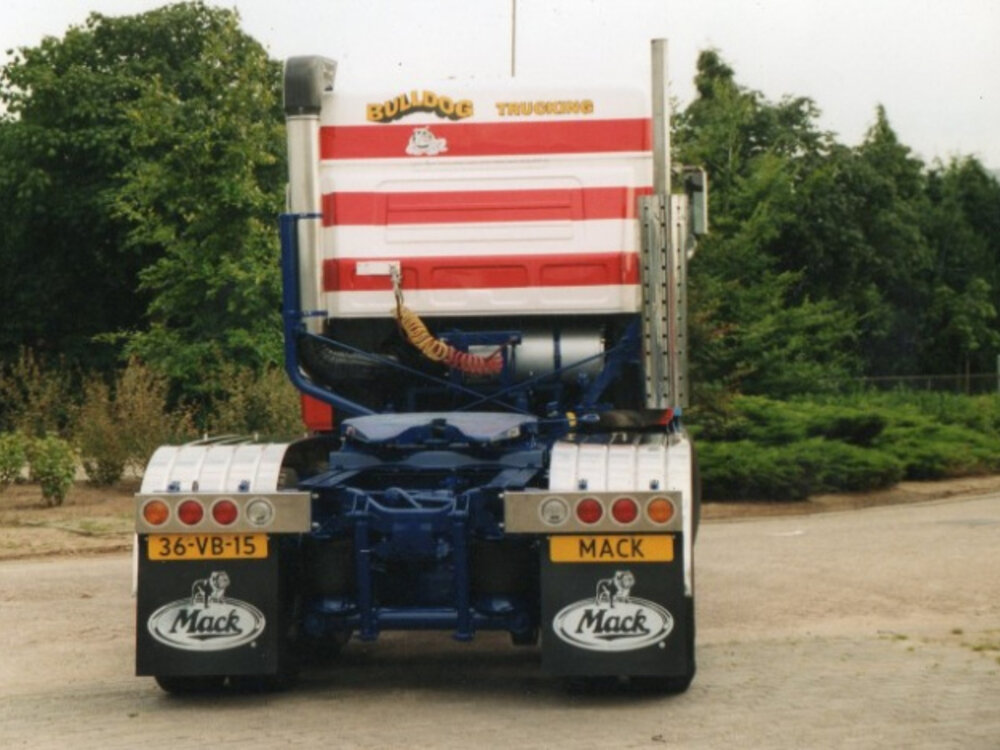 Tekno Tekno Mack F700 6x4 BULLDOG TRUCKING