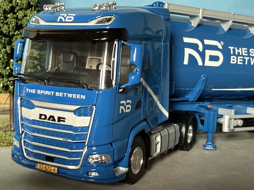 WSI WSI DAF XG 4x2 with 3-axle 40ft tipping bulk container trailer RB LOGISTICS