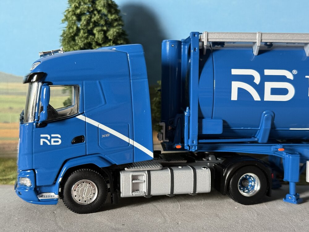 WSI WSI DAF XG 4x2 with 3-axle 40ft tipping bulk container trailer RB LOGISTICS