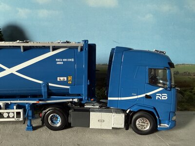 WSI WSI DAF XG 4x2 with 3-axle 40ft tipping bulk container trailer RB LOGISTICS