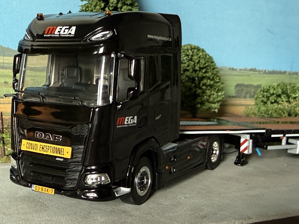 WSI WSI DAF XG+ 4X2 with 3-axle flatbed mega trailer MEGA TRANSPORT