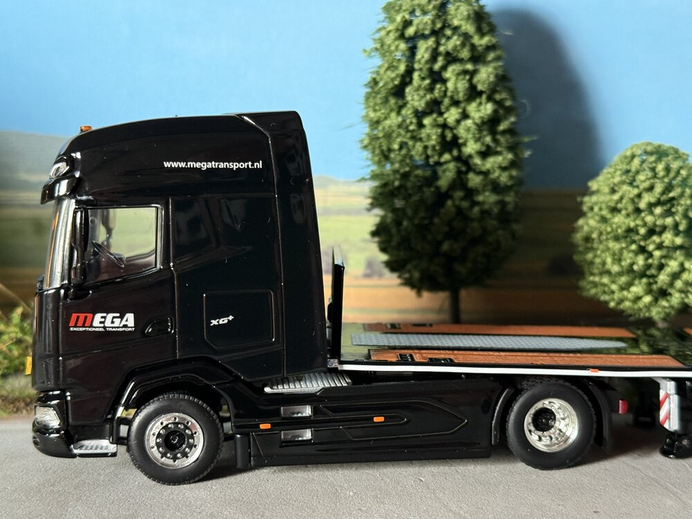 WSI WSI DAF XG+ 4X2 with 3-axle flatbed mega trailer MEGA TRANSPORT