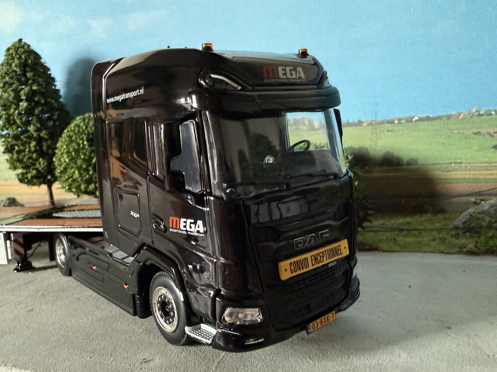 WSI WSI DAF XG+ 4X2 with 3-axle flatbed mega trailer MEGA TRANSPORT