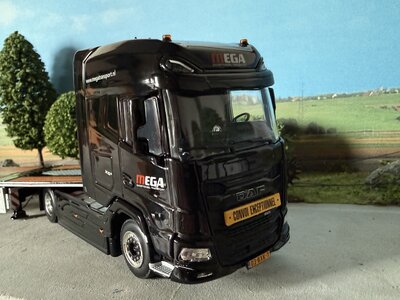 WSI WSI DAF XG+ 4X2 with 3-axle flatbed mega trailer MEGA TRANSPORT