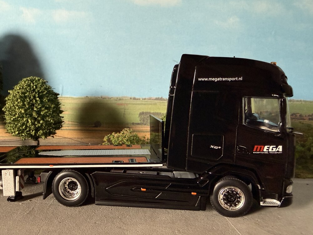 WSI WSI DAF XG+ 4X2 with 3-axle flatbed mega trailer MEGA TRANSPORT
