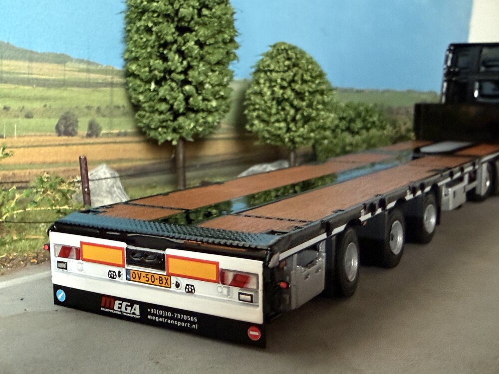 WSI WSI DAF XG+ 4X2 with 3-axle flatbed mega trailer MEGA TRANSPORT