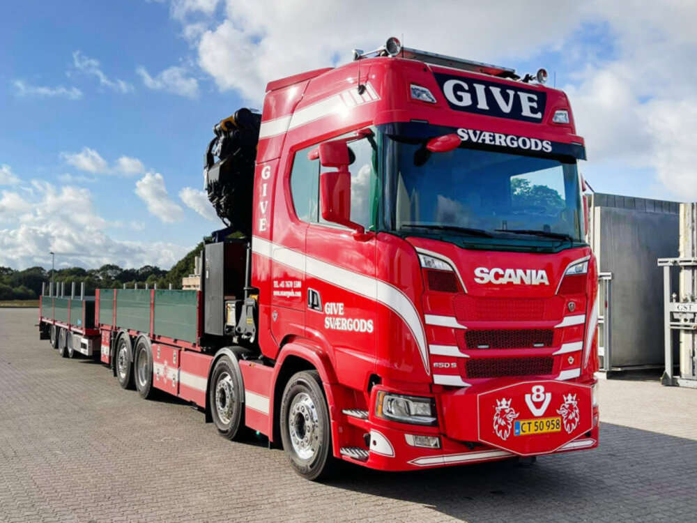 WSI WSI Scania S highline riged flatbed truck 8x2 with 3-axle flatbed trailer + palfinger pk480 tec GIVE