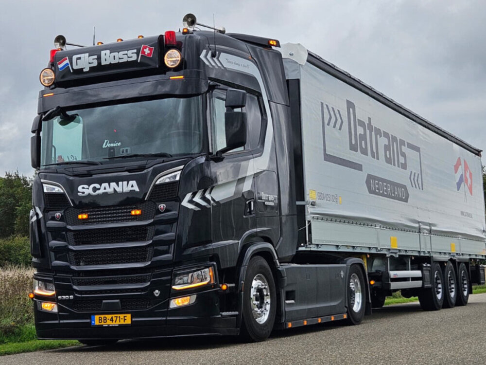 WSI WSI Scania S Highline 4x2 met 3-as schuifzeilen oplegger DATRANS "GIJS BOSS"