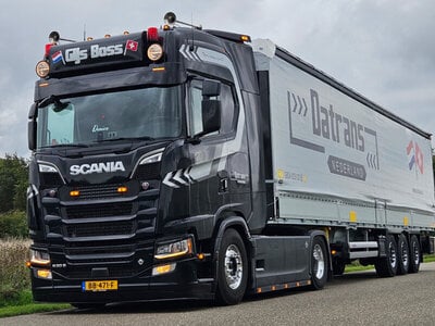 WSI WSI Scania S Highline 4x2 met 3-as schuifzeilen oplegger DATRANS "GIJS BOSS"